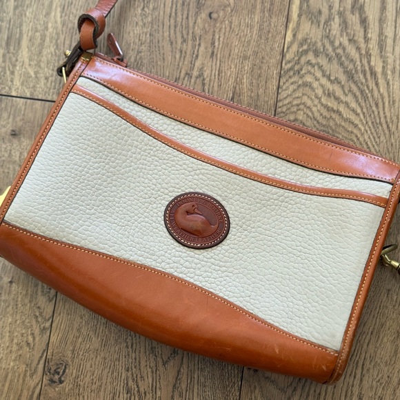 VINTAGE Dooney & Bourke Tan and Cream Genuine Leather Crossbody Bag - Picture 2 of 16
